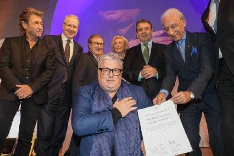 Hannover 19 12 2017 HCC awarding Leibniz ring on Hans Georg Näder Chief of the medical and prosthetic manufacturer Otto Bock from Duderstadt district of Göttingen left Stefan Schostok Jan Hofer Liz Mohn Hans Georg Näder Sigmar Gabriel Prof Dr Madjid Samii