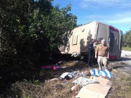 General view of a crashed bus at the Chetumal-Mahahual highway, in Mahahual, Mexico, 19 December 2017. Eleven people have died and 15 have been reported injured after the accident of the bus carrying 31 passengers who arrived in the area from a cruise ship, authorities informed. Eleven tourist die in a traffic accident in Mexico !ACHTUNG: NUR REDAKTIONELLE NUTZUNG!  Copyright: xSTRx MEX20 20171219-636493224026673319