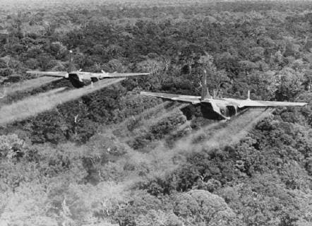 IMAGO History, Vietnamkrieg: 1955-1975 Flying Low Over War Zone. Two C123 s of the 12th Air Commando Squadron fly low over heavy jungle in War Zone C, spraying the canopy with defoliation liquid. The spray is being used to defoliate Viet Cong base areas, communication and their crops. Saigon, Vietnam. 14 December 1966., Saigon Vietnam Copyright: Topfoto  !ACHTUNG AUFNAHMEDATUM GESCHÄTZT! UnitedArchives1343364