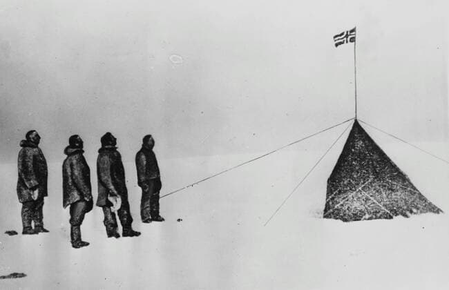 Very First Men At The South Pole. This picture taken on the South Pole on December 16t, 1911, shows the very first men to reach the South Pole. Two days earlier, on December 14th, the Norwegian explorer Ronald Amundsen (extreme left) and his four men Oscar Wisting, Sverre Hassel, Helmer Hansen and Olav Bjaaland, arrived at the South Pole, as the first human beings in history to do so. They had 52 dogs when they started from the coast, and 18 dogs left when they reached the Pole. Only four men could be in the first picture taken on the Pole, the other one was holding the camera! It is 47 years this year that the next expedition to the South Pole took place - the current British Commonwealth Expedition, headed by Dr. Fuchs. South Pole, Antarctica. 16 December 1911., South Pole Antarctica Copyright: Topfoto  !ACHTUNG AUFNAHMEDATUM GESCHÄTZT! UnitedArchives1344032