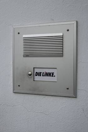 08 11 2017 Middle small Alexander Street Berlin doorbell at the Karl Liebknechthaus Karl Liebknecht House building Office Office building listed Federal Office ringing doorbell party Executive Committee the left left Karl Liebknecht Marxist pacifist