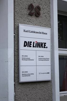 08 11 2017 Middle small Alexander Street Berlin of sign at the Karl Liebknecht Haus Karl Liebknecht House Office building building offices Memorial shield protected party the left left Federal Office Office party Executive Karl Liebknecht Marxist pacifist