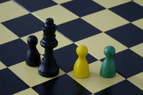 24 10 2017 Jamaica pieces on a chess board chess chess chessboard figure Jamaica Jamaica colours black, yellow green party parties CDU CSU FDP the Greens Coalition Jamaica Coalition black yellow green