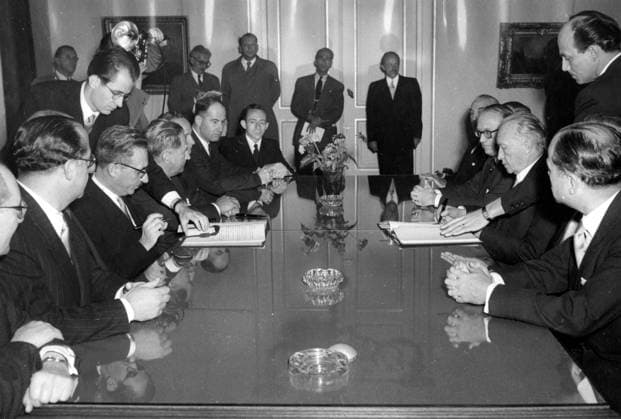 Israeli Foreign Minister Moshe Sharett (left) and German Chancellor Konrad Adenauer (right) signing an agreement awarding Israel 3,000,000,000 Marks compensation for Nazi persecution. 12 September 1952, Luxembourg Belgium Copyright: Topfoto  !ACHTUNG AUFNAHMEDATUM GESCHÄTZT! UnitedArchives1348349
