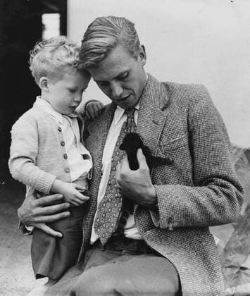IMAGO ICONS: Sir David Attenborough Robert 3 1 2 is asking his father, David Attenborough, as they view a Coati-mundi, one of the animals brought him from the combined London zoo, expedition to British Guiana. Robert was at London airport today to meet his father on his return from South America via Amsterdam. 23 June 1955, London United Kingdom England Copyright: Topfoto  !ACHTUNG AUFNAHMEDATUM GESCHÄTZT! UnitedArchives1350640