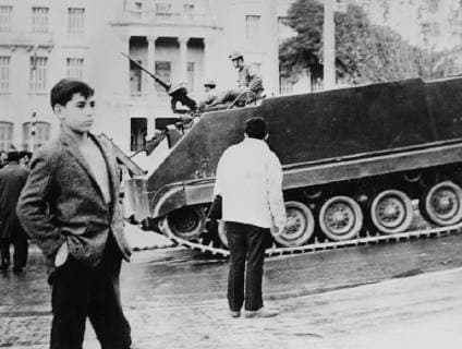 A young Athenian calmly ignores a tank patrolling an Athens street yesterday during the attempted coup against Greece s right wing military government. King Constantine s attempt to overthrow the country s military junta attempt failed less than 24 hours after it started. The 27-year-old King, accompanied by Queen Anne-Marie, their two young children, and Queen Fredericka, the Queen Mother, fled to Rome. defence, army, armoured vehicle, soldiers, anti communist, antifascist, rebellion, children 14 December 1967, Athens Greece Copyright: Topfoto  !ACHTUNG AUFNAHMEDATUM GESCHÄTZT! UnitedArchives1356830