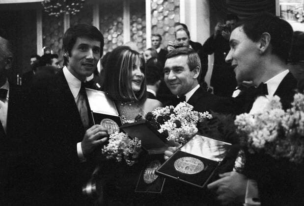 Winning Sandie . Vienna, Austria ; Britain s Sandie Shaw seen posing with last year s Eurovision song Contest winner , Austria s Udo Juergens ( left ) and her conductor Kenny Woodman ( right ) after she won the Eurovision Song Contest here on 8th April . 10 April 1967, Vienna Austria Copyright: Topfoto  !ACHTUNG AUFNAHMEDATUM GESCHÄTZT! UnitedArchives1359288