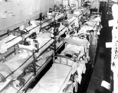 Picture received from Malta shows casualties from the Anglo-French assault on Port Said , being brought back to Malta in the aircraft carrier , Theseus Suez Crisis 11 November 1956, Malta Copyright: Topfoto  !ACHTUNG AUFNAHMEDATUM GESCHÄTZT! UnitedArchives1359794