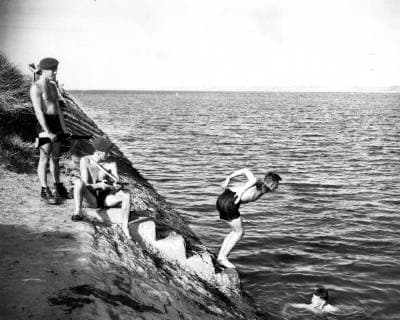 British troops go swimming inthe Suez .... awaiting arrival of the UNO police force . British Paratroopers went swimming at El Capitation - on the Suez Canal - near Kantara - soon after the ceasefire in the Anglo-French intervention in Egypt . 12 November 1956, Egypt Copyright: Topfoto  !ACHTUNG AUFNAHMEDATUM GESCHÄTZT! UnitedArchives1363308