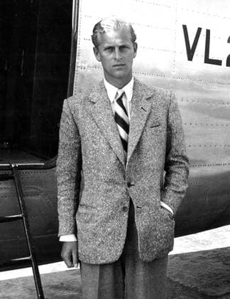 Lieut Philip Mountbatten RN, Princess Elizabeth fiance, who has been staying with the Royal Family at Balmoral since 14 August, returned to London Airport in a Viking of the King s Flight this afternoon (Wednesday). He has been on leave from his unit at Corsham, Wilts. Photo shows, wearing sports clothes and looking fit and bronzed, Lieut Philip Mountbatten, RN is pictured beside the Scotland to London today (wednesday). 27 August 1947, United Kingdom England Copyright: Topfoto  !ACHTUNG AUFNAHMEDATUM GESCHÄTZT! UnitedArchives1364083