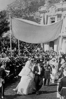 Here comes the Bride - at Monaco Wedding On the arm of her father, Mr John B Kelly, American Actress Grace Kelly - Now her Serene Highness Princess Grace of Monaco - arrives at the Cathedral for the religious ceremony of her wedding to Prince Rainier. Miss Kelly and the Prince underwent the Civil Marriage Ceremony in the Monaco Palace yesterday. 19 April 1956, Monaco Copyright: Topfoto  !ACHTUNG AUFNAHMEDATUM GESCHÄTZT! UnitedArchives1391955
