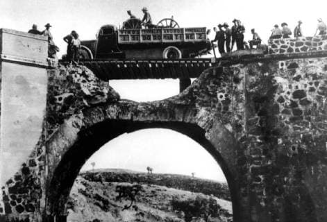 A bridge at Constantine near Cordoba , roughly repaired with wooden sleepers by the rebels and being crossed by an improvised transport lorry : countering the attempt by Government supporters to hinder the rebels northward advance . December 1936, Spain Copyright: Topfoto  !ACHTUNG AUFNAHMEDATUM GESCHÄTZT! UnitedArchives1397157