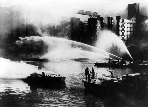 Firemen putting out warehouse fires from the Thames during the Blitz 1940, United Kingdom England Copyright: Topfoto  !ACHTUNG AUFNAHMEDATUM GESCHÄTZT! UnitedArchives1397277