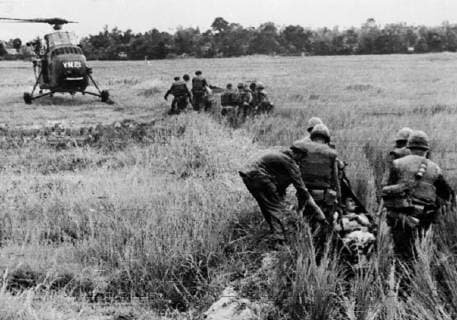 IMAGO History, Vietnamkrieg: 1955-1975 Marines carry wounded to helicopter. Cam Ne, South Vietnam : American Marines carry the wounded through high grass to a waiting medical evacuation helicopter yesterday during a clearing operation south of the Da Nang air base. US officials in Saigon reported today that 550 Viet Cong were killed in the largest Marine action of the Vietnam war. US casualties were reported as light. 19 August 1965, Viet Nam Copyright: Topfoto  !ACHTUNG AUFNAHMEDATUM GESCHÄTZT! UnitedArchives1398088