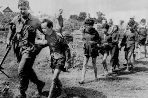 IMAGO History, Vietnamkrieg: 1955-1975 Prisoners for Interrogation : Hoy An, South Vietnam : A US Marine of the 3rd Battalion, 3rd Marines (left), leads roped together Viet Cong prisoners to interrogation point following their capture during the fifth day of Operation Harvest Moon here on December 13. 14 December 1965, Viet Nam Copyright: Topfoto  !ACHTUNG AUFNAHMEDATUM GESCHÄTZT! UnitedArchives1398092