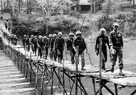 IMAGO History, Vietnamkrieg: 1955-1975 On the move Hoi-An, South Vietnam : Following a Viet Cong raid on a small village in the Hoi-An area, South Vietnamese marines arrive here March 29 and immediately move out across a small footbridge to attack rebel jungle positions. A lost battalion of Vietnamese Rangers and their US advisers, trapped for three days by the Viet Cong, fought off four determined assults and crawled through enemy lines on their hands and knees to escape, it was revealed. 2 April 1965, Viet Nam Copyright: Topfoto  !ACHTUNG AUFNAHMEDATUM GESCHÄTZT! UnitedArchives1398093