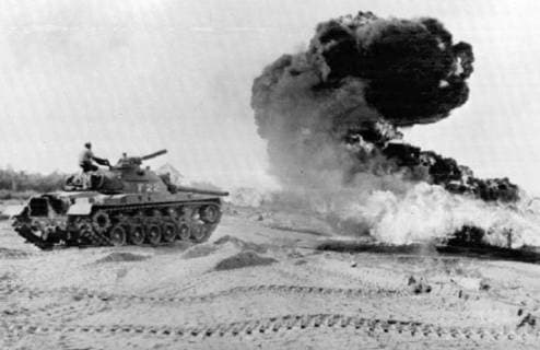 IMAGO History, Vietnamkrieg: 1955-1975 US flamethrowers in action in Vietnam Da Nang, South Vietnam : A US Marine tank crew turns its flame thrower on the underbush where Viet Cong snipers are suspected of hiding here, in this July 14 picture. The snipers killed one Marine and wounded another. Officials said in Saigon that a force of 250 Viet Cong Guerillas ambushed a government force and its American advisors during a road clearing operation near a deserted railway station at Ban Bang 10 miles west of Phouc Vinh - where US paratroopers saved a town from falling into Communist hands last week. The fate of the US - Vietnamese force is not yet known. 15 July 1965, Viet Nam Copyright: Topfoto  !ACHTUNG AUFNAHMEDATUM GESCHÄTZT! UnitedArchives1398097