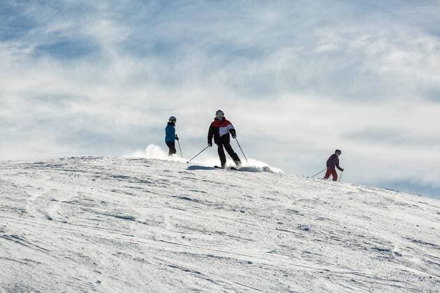 20.12.2017, San Candido, Italien - Skifahrer auf einer Skipiste in einem Skigebiet in den Dolimiten. . (Winter, Winterwetter, winterlich, Schnee, Skipiste, Tourismus, Wintertourismus, Wintersport, Sport, Hobby, Sonne, Sonnig, Berge, Dolomiten, Südtiroler Pustertal, Südtirol, Suedtirol, Pustertal, Innichen, San Candido, Schipiste, Skigebiet, verschneit, Ski, Skifahrer, Schi, Skisport, Schisport, Skier, Schier, Skifahren, Abfahrt, Schifahren, Skilaufen, Schilauf, Piste, Skiern, Breitensport, Schifahrer, Verletzungegefahr, Verletztungsgefahren, gefahren, Unfallgefahren, Helm, Skiheln, Schutzhelm, Helm Tragen, mit Helm, Mit Schutzhelm, mit Skihelm, Scheestaub, stauben, Staubwolke, Schneewolke, Europa, Mitteleuropa, aussen, Aussenaufnahme). rius-schwarz.com, e