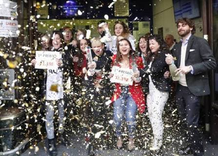 Bilder des Tages Workers of the lottery shop Dona Manolita celebrate after selling the first prize of El Gordo (The Fat One) lottery in Madrid, central Spain, 22 December 2017. The traditional Spanish Christmas Lottery El Gordo (The Fat One) will share out a total of 2.38 billion euros that will be divided in 15,304 prizes. The main prizes per ticket are, 400,000 euros for the first prize; 125,00 for the second; 50,000 for the third; 20,000 for the fourth; and 6,000 for the fifth. The big drum contains a total of 100,000 wooden balls with the lottery numbers and the small drum contains a total of 1,807 wooden balls with the prizes quantities. El Gordo lottery !ACHTUNG: NUR REDAKTIONELLE NUTZUNG!  Copyright: xJavierxLizonx GRAF456 20171222-636495466125894214