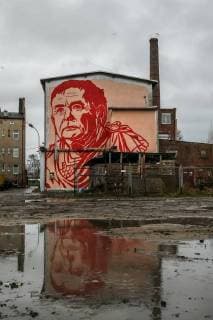December 23, 2017 - Gdansk, Poland - Mural depicting the portrait of a Law and Justice (PiS) leader Jaroslaw Kaczynski dressing bloody red Roman toga looking as Julius Caesar is seen on Gdansk, Poland on 23 December 2017 Mural made by street-art artist Mariusz Waras refers to the authoritarian rule of the leader of Law and Justice in Poland Gdansk Poland  - ZUMAn230 20171223_zaa_n230_026 Copyright: xMichalxFludrax