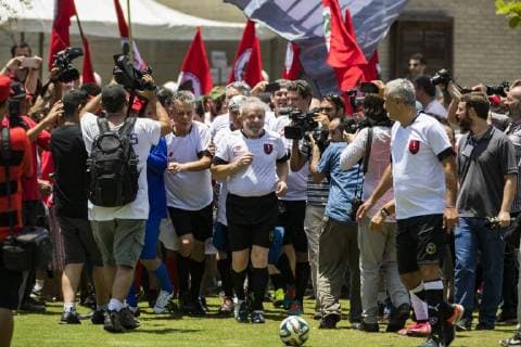 December 23, 2017 - Sao Paulo, Sao Paulo, Brazil - Dez, 2017 - Sao Paulo, Sao Paulo, Brazil - Former Brazilian president LUIZ INACIO LULA DA SILVA participated in a soccer match with other politicians and people to celebrate the inauguration of the football field Doctor Socrates Brasileiro, in the city of Guararema, in the state of Sao Paulo, on Saturday (23) Sao Paulo Brazil - ZUMAc168 20171223_zap_c168_001 Copyright: xMarceloxChellox
