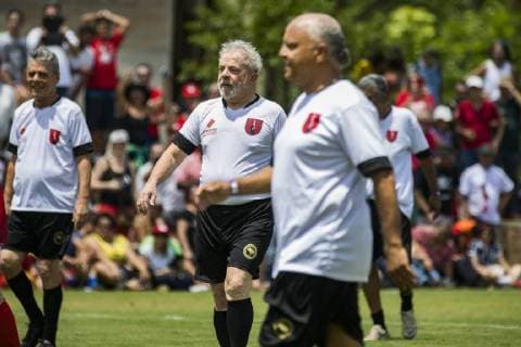 December 23, 2017 - Sao Paulo, Sao Paulo, Brazil - Dez, 2017 - Sao Paulo, Sao Paulo, Brazil - Former Brazilian president LUIZ INACIO LULA DA SILVA participated in a soccer match with other politicians and people to celebrate the inauguration of the football field Doctor Socrates Brasileiro, in the city of Guararema, in the state of Sao Paulo, on Saturday (23) Sao Paulo Brazil - ZUMAc168 20171223_zap_c168_006 Copyright: xMarceloxChellox
