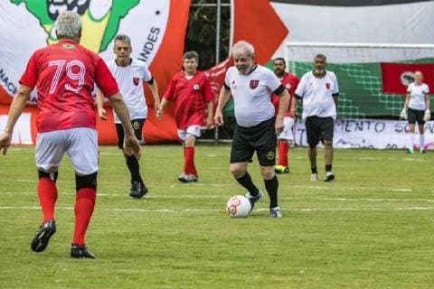 December 23, 2017 - Sao Paulo, Sao Paulo, Brazil - Dez, 2017 - Sao Paulo, Sao Paulo, Brazil - Former Brazilian president LUIZ INACIO LULA DA SILVA participated in a soccer match with other politicians and people to celebrate the inauguration of the football field Doctor Socrates Brasileiro, in the city of Guararema, in the state of Sao Paulo, on Saturday (23) Sao Paulo Brazil - ZUMAc168 20171223_zap_c168_008 Copyright: xMarceloxChellox