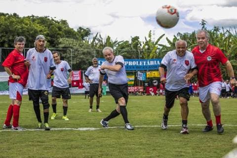Bilder des Tages December 23, 2017 - Sao Paulo, Sao Paulo, Brazil - Dez, 2017 - Sao Paulo, Sao Paulo, Brazil - In the photo Lula scored a penalty goal. Former Brazilian president LUIZ INACIO LULA DA SILVA participated in a soccer match with other politicians and people to celebrate the inauguration of the football field Doctor Socrates Brasileiro, in the city of Guararema, in the state of Sao Paulo, on Saturday (23) Sao Paulo Brazil - ZUMAc168 20171223_zap_c168_010 Copyright: xMarceloxChellox