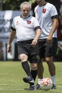 Former Brazilian President Luiz Inacio Lula da Silva participates in the opening game of a soccer field at the Florestan Fernandes school, in Guararema, Sao Paulo state, Brazil, 23 December 2017. Florestan Fernandes school is a project led by the organization Movimento dos Trabalhadores Sem Terra (Landless Workers Movement). Brazilian former President Lula da Silva inaugurates a soccer field in a school at the Sao Paulo state !ACHTUNG: NUR REDAKTIONELLE NUTZUNG!  Copyright: xSebastiaoxMoreirax BRA72 20171223-636496545180890352