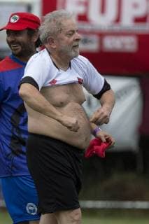 Former Brazilian President Luiz Inacio Lula da Silva participates in the opening game of a soccer field at the Florestan Fernandes school, in Guararema, Sao Paulo state, Brazil, 23 December 2017. Florestan Fernandes school is a project led by the organization Movimento dos Trabalhadores Sem Terra (Landless Workers Movement). Brazilian former President Lula da Silva inaugurates a soccer field in a school at the Sao Paulo state !ACHTUNG: NUR REDAKTIONELLE NUTZUNG!  Copyright: xSebastiaoxMoreirax BRA72 20171223-636496545195086352
