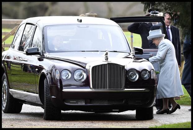 . 24 12 2017. Sandringham, United Kingdom. The Queen attends Church. HM Queen Elizabeth II attends the Christmas Eve Church Service at St. Mary Magdalene Church, Sandringham, Norfolk.  xAndrewxParsonsx xi-Imagesx IIM-16657-0002