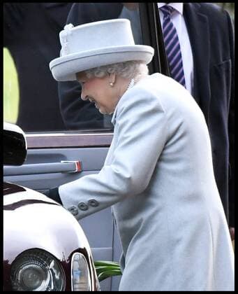 . 24 12 2017. Sandringham, United Kingdom. The Queen attends Church. HM Queen Elizabeth II attends the Christmas Eve Church Service at St. Mary Magdalene Church, Sandringham, Norfolk.  xAndrewxParsonsx xi-Imagesx IIM-16657-0016