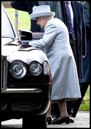 . 24 12 2017. Sandringham, United Kingdom. The Queen attends Church. HM Queen Elizabeth II attends the Christmas Eve Church Service at St. Mary Magdalene Church, Sandringham, Norfolk.  xAndrewxParsonsx xi-Imagesx IIM-16657-0038