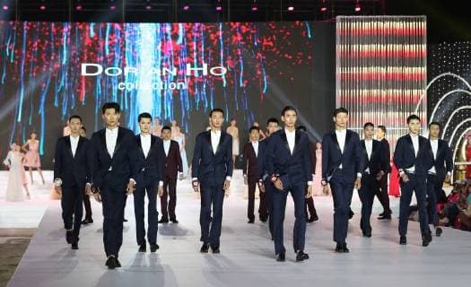 (171227) -- DONGFANG, Dec. 27, 2017 -- Contestants compete during the 17th China Fashion Model Contest in Dongfang City, south China s Hainan Province, Dec. 26, 2017. Tens of thousands contestants signed up for the contest with only 30 female and 20 male contestants made it to the finals. ) (lx) CHINA-HAINAN-MODEL CONTEST(CN) ChengxTingting 