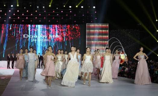 (171227) -- DONGFANG, Dec. 27, 2017 -- Contestants compete during the 17th China Fashion Model Contest in Dongfang City, south China s Hainan Province, Dec. 26, 2017. Tens of thousands contestants signed up for the contest with only 30 female and 20 male contestants made it to the finals. ) (lx) CHINA-HAINAN-MODEL CONTEST(CN) ChengxTingting 