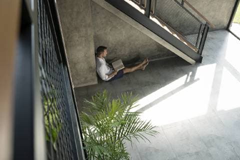 IMAGO Creative, Jahreszeit Sommer, Hitze IMAGO Creative, Sommer, Schatten-Plätze bei Hitze Mature man sitting under staircase, reading a book model released Symbolfoto property released  SBOF00873