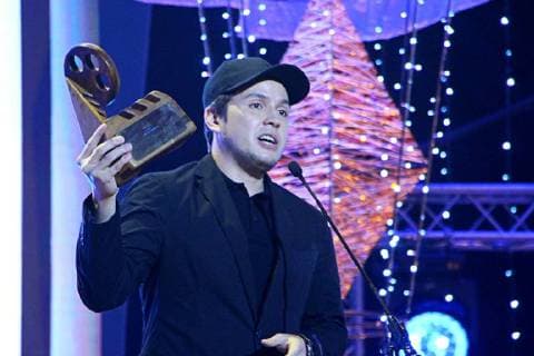 PH: 43rd Metro Manila Film Festival Awarding NIght Director Paul Soriano (center) deliver his messages after they received their award as 2nd Best in Cinematography for the movie Siargao During the 43rd Metro Manila Film Festival (MMFF) Awarding Night (Gabi ng Parangal) at KIA Theatre, Araneta Center, Quezon City on December 27, 2017. Quezon Philippines  GregorioxB.xDantesxJr.