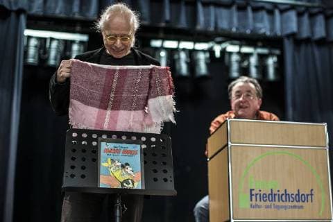 38. Friedrichsdorfer Auktion Alte Comics , Forum Friedrichsdorf, Friedrichsdorf, Bild x von 4 Friedrichsdorf, (für LOK), 11.11.2017 38. Friedrichsdorfer Auktion Alte Comics , Forum Friedrichsdorf, Friedrichsdorf, im Bild: Micky Waue (Veranstalter, l.) enthüllt die Hauptattraktion der Versteigerung Nr. 471 Micky Maus 1951 Leseprobe 0-Nummer, die für das Gebot von 27.000 â‚¬ zuzüglich 20% Aufgeld an einen Bieter ging, Ralph H. Dejon (Auktionator, r.), *** 38 of Friedrichsdorf auction old comics Forum Friedrichsdorf Friedrichsdorf image x of 4 Friedrichsdorf for LOCOMOTIVE 11 11 2017 38 of Friedrichsdorf auction old comics Forum Friedrichsdorf Friedrichsdorf pictured Mickey Waue Organizer l reveals the main attraction of Auction No. 471 Micky Maus 1951 sample 0 number the bid of 27 000 â ¬ plus 20 premium to one bidder, Ralph went H