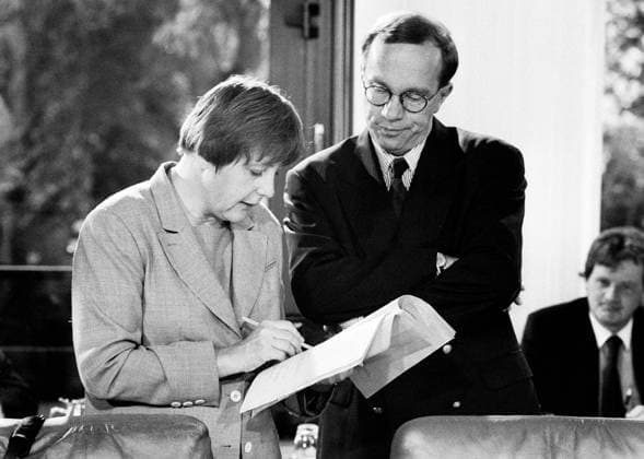 Bundesumweltministerin Angela MERKEL und Bundesverkehrsminister Matthias WISSMANN , beide CDU , bei einer Kabinettsitzung im Juni 1995 Minister for the Environment Angela MERKEL and Matthias WISSMANN , Minister for Traffic , both CDU , during a cabinet meeting in June 1995 *** German Environment Minister Angela MERKEL and Federal Minister of transport Matthias WISSMANN of both CDU at a cabinet meeting in June 1995 Minister for the environment Angela MERKEL and Matthias WISSMANN Minister for traffic both CDU during a cabinet meeting in June 1995