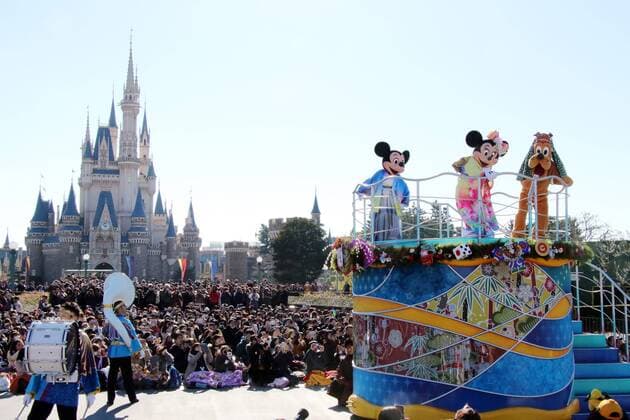Bilder des Tages January 1, 2018, Urayasu, Japan - Disney characters Mickey, Minnie Mouse and Pluto, dressed in traditional kimono dresses, greet guests from a float during the theme park s annual New Year s Day parade at the Tokyo Disneyland in Urayasu, suburban Tokyo on Monday, January 1, 2018. The time around New Year s Day is one of the biggest holiday periods every year in Japan.  (lwxa017150)