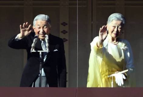 Imperial family offers New Year s greetings Japanese Emperor Akihito (L) and Empress Michiko greet well-wishers at the Imperial Palace in Tokyo on Jan. 2, 2018. 