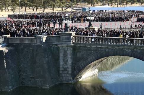 Imperial family offers New Year s greetings Crowds of people walk across a stone bridge at the Imperial Palace in Tokyo on Jan. 2, 2018, to hear Japanese Emperor Akihito s New Year s greetings. 
