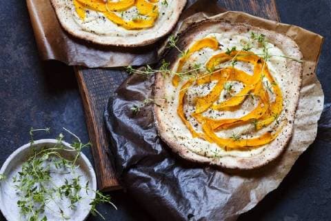 IMAGO Creative: Herbst, Kulinarische Klassiker Tarte Flambee with soft goat cheese, pumpkin slices and fresh thyme  SBDF03330