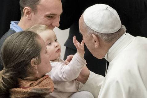 Themen der Woche Bilder des Tages January 3, 2018 - Vatican City, Vatican - Pope Francis is caressed by a child on the occasion of the weekly general audience at the Vatican, Wednesday, Jan. 3, 2018. Vatican City Vatican  - ZUMAn230 20180103_zaa_n230_030 Copyright: xMassimoxValicchiax