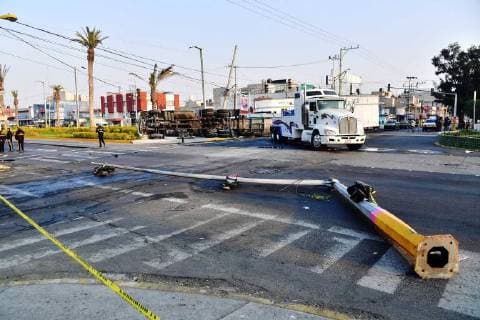 January 4, 2018 - EUM20180104NAC03.JPG.NEZAHUALCOYOTL, Mex. AccidentAccidente-Pipa.- Vuelca pipa al chocar contra camion de mudanza en el cruce de la av. Chimalhuacan y Sor Juana, en la colonia Maravillas, del municipio mexiquense de Nezahualcoyotl, 4 de enero de 2018. Foto: Agencia EL UNIVERSALHugo GarciaMAVC  - ZUMAu78_ 20180104_zaf_u78_007 Copyright: xElxUniversalx