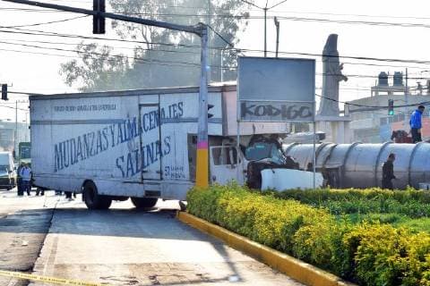 January 4, 2018 - EUM20180104NAC04.JPG.NEZAHUALCOYOTL, Mex. AccidentAccidente-Pipa.- Vuelca pipa al chocar contra camion de mudanza en el cruce de la av. Chimalhuacan y Sor Juana, en la colonia Maravillas, del municipio mexiquense de Nezahualcoyotl, 4 de enero de 2018. Foto: Agencia EL UNIVERSALHugo GarciaMAVC  - ZUMAu78_ 20180104_zaf_u78_008 Copyright: xElxUniversalx