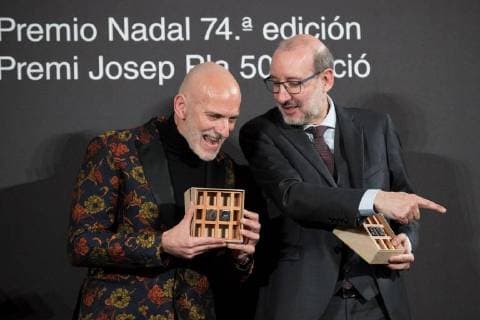 Catalan writer Alejandro Palomas (L) poses with the 74th Nadal Award for his novel A love and journalist AntonI Bassas (R) wins the 50th Josep Pla Award of Catalan prose for his book Bon dia, son les vuit! (Good Morning it s 8 am) in Barcelona, Catalonia, Spain, 06 December 2017. Antoni Bassas wins the Pla Award !ACHTUNG: NUR REDAKTIONELLE NUTZUNG!  Copyright: xMartaxPerezx BCN003 20180107-636508822403584166