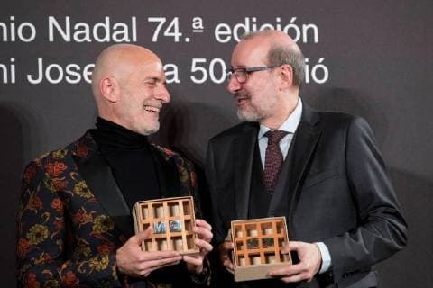 Catalan writer Alejandro Palomas (L) poses with the 74th Nadal Award for his novel A love and journalist AntonI Bassas (R) wins the 50th Josep Pla Award of Catalan prose for his book Bon dia, son les vuit! (Good Morning it s 8 am) in Barcelona, Catalonia, Spain, 06 December 2017. Antoni Bassas wins the Pla Award !ACHTUNG: NUR REDAKTIONELLE NUTZUNG!  Copyright: xMartaxPerezx BCN004 20180107-636508822420120166