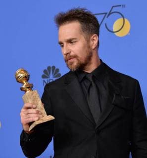 Themen der Woche Bilder des Tages Actor Sam Rockwell appears backstage after winning the award for best supporting actor for Three Billboards Outside Ebbing, Missouri during the 75th annual Golden Globe Awards at the Beverly Hilton Hotel in Beverly Hills, California on January 7, 2018.  LAP20180107468 JIMxRUYMEN