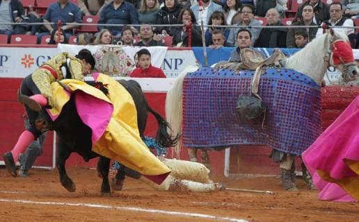 Mexican bulllfighter Jerónimo Ramirez performs with his bull Vaquero with 523 Kg, during the eight corrida of the Temporada Grande in Mexico City, Mexico, 07 January 2018. TEMPORADA GRANDE IN MEXICO CITY !ACHTUNG: NUR REDAKTIONELLE NUTZUNG!  Copyright: xMarioxGuzmánx MEX29 20180108-636509854199555422